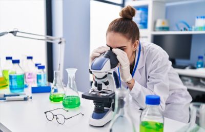 公司现有12个化工车间，百余种产品